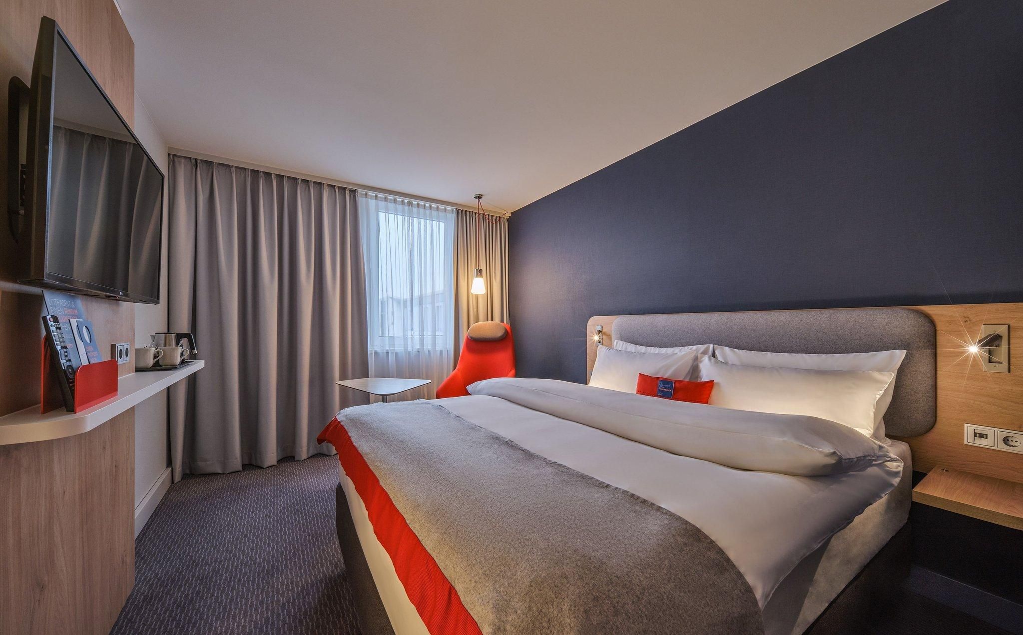 1 Queen Bed Standard