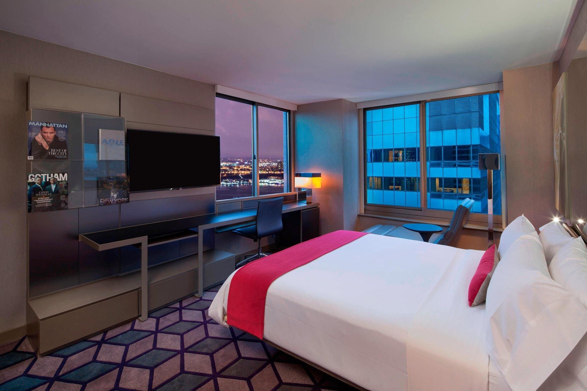 Cool Corner, Guest Room, 1 King, Hudson River View, Corner Room, High Floor