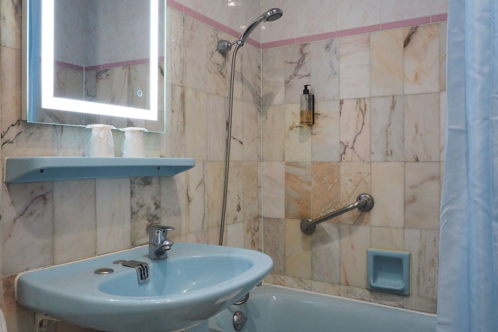 Hotel Busby Standard Twin Room 12