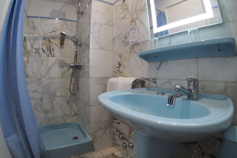 Hotel Busby Standard Twin Room 13