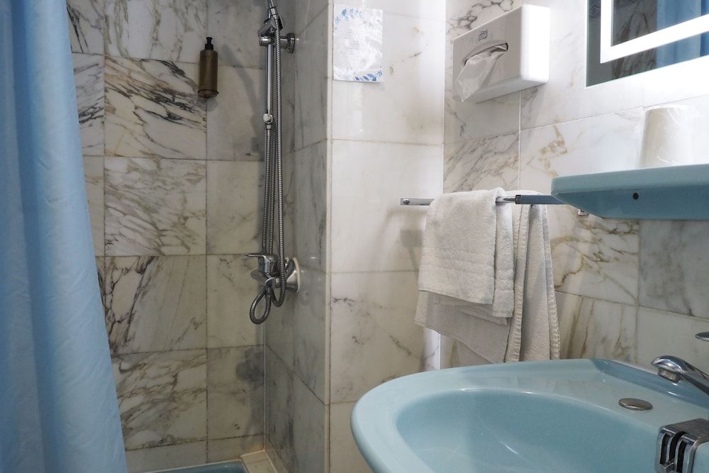 Hotel Busby Standard Twin Room 8