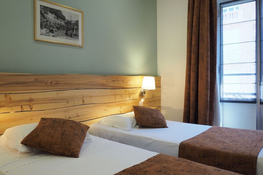 Hotel Busby Standard Twin Room 4