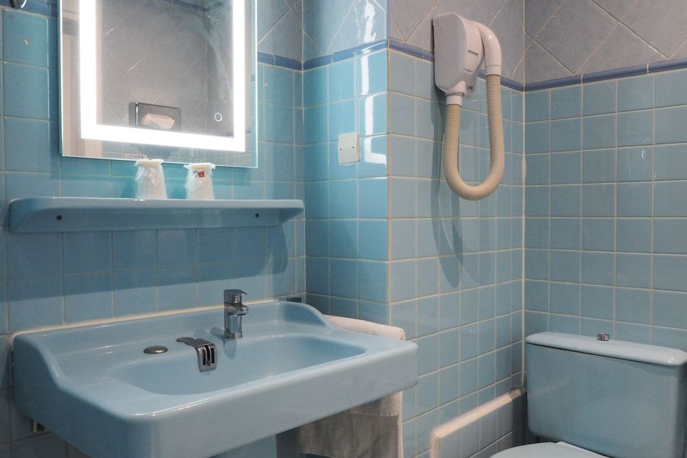 Hotel Busby Standard Twin Room 14