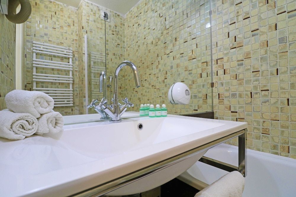 Hotel Napoléon Triple Room 3