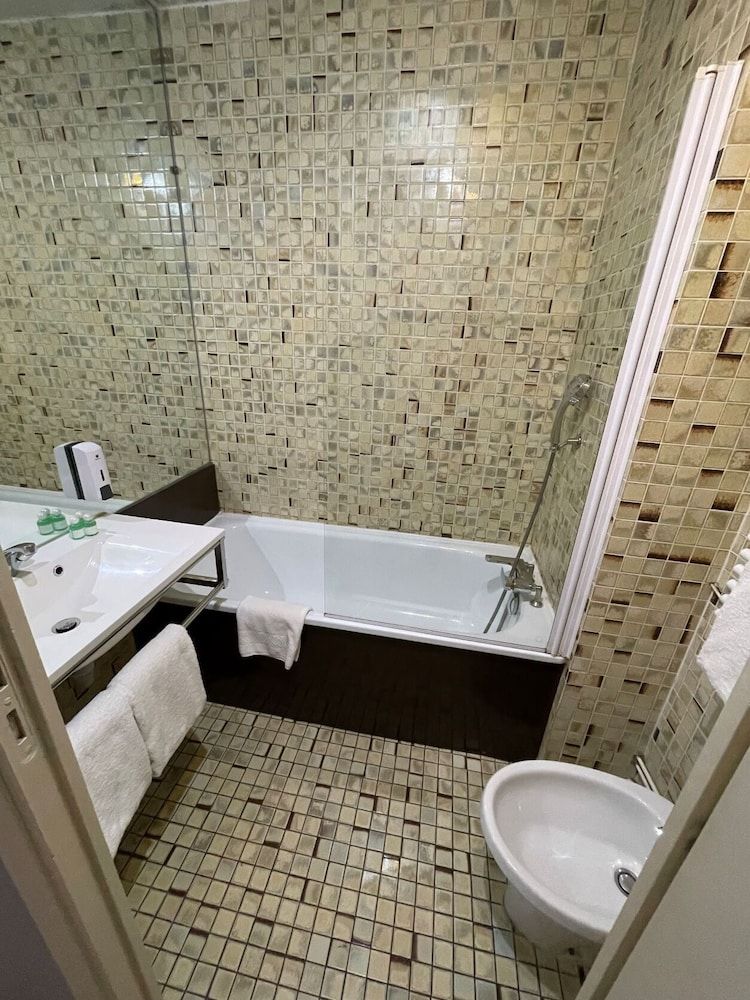 Hotel Napoléon Triple Room 4