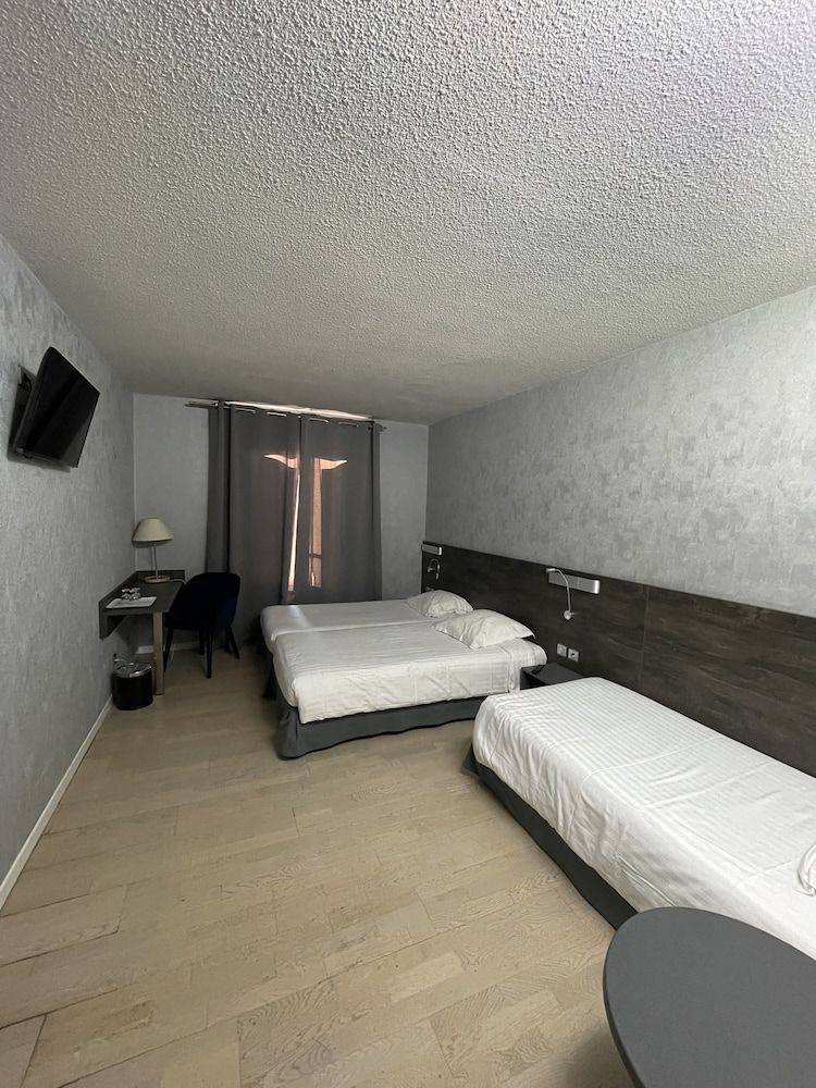 Hotel Napoléon Triple Room