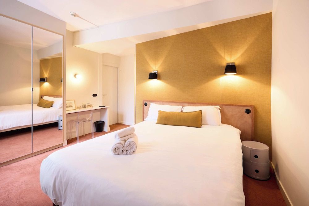 Hotel Henri IV Quadruple Room, 2 Double Beds 2