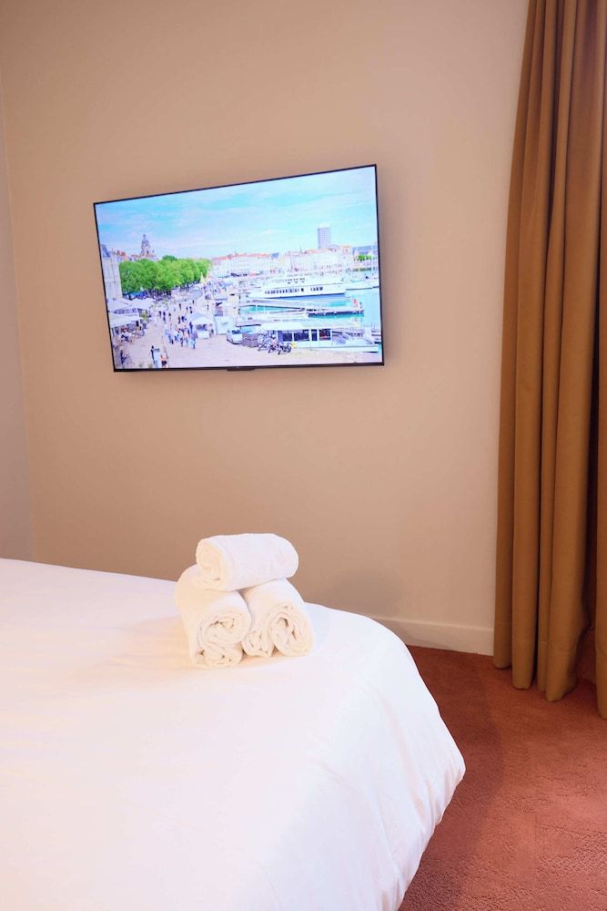 Hotel Henri IV Quadruple Room, 2 Double Beds 10