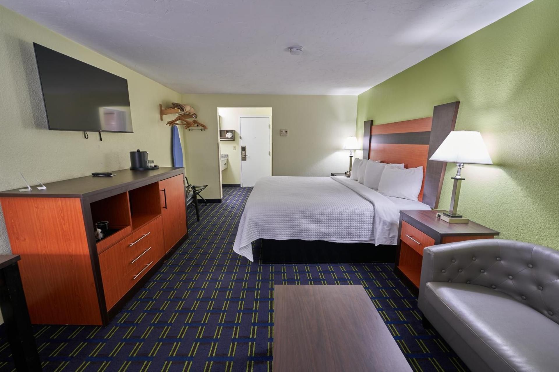 The Mariner Resort Cape Cod by The Red Collection Standard King with Sofa Courtyard/Pool Access Smoke Free