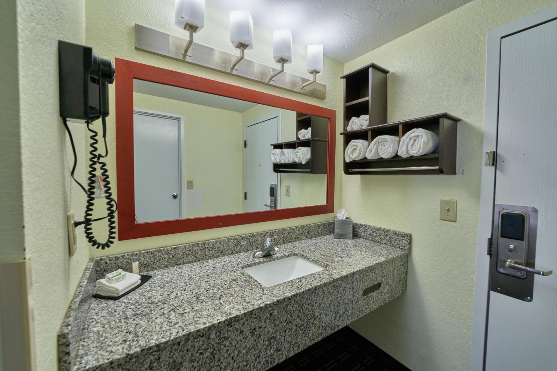 The Mariner Resort Cape Cod by The Red Collection 2 Queen Beds Courtyard/Pool Access Smoke Free 3