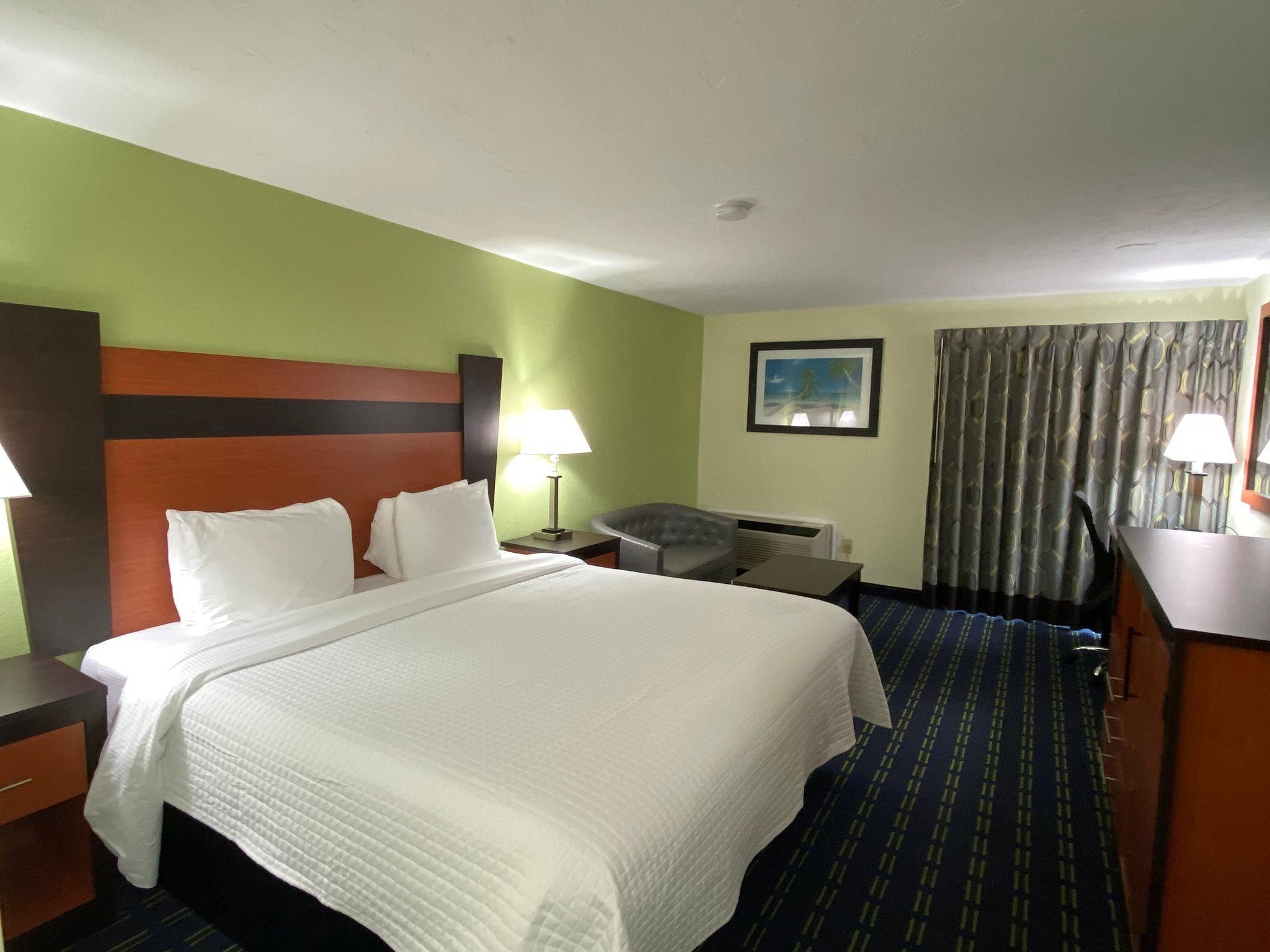 The Mariner Resort Cape Cod by The Red Collection Standard King with Sofa Courtyard/Pool Access Smoke Free 2