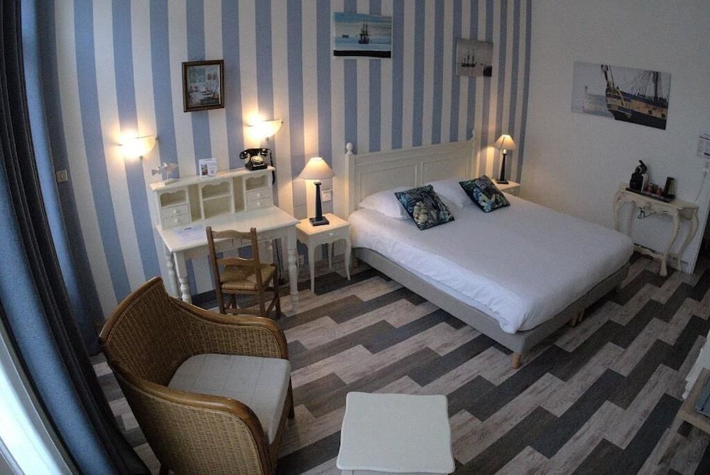 Spacious Double Room with Balcony and Patio View