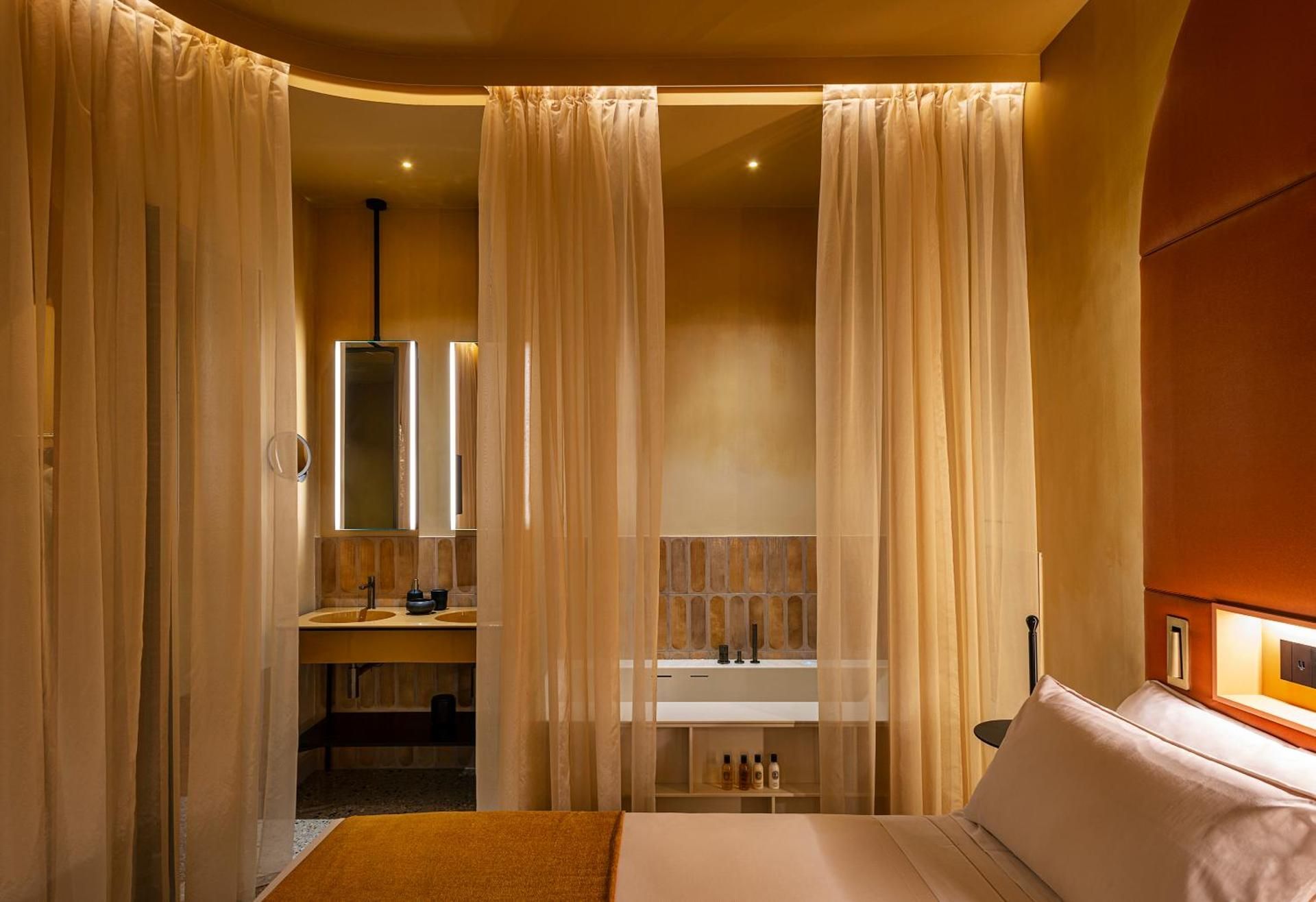Queen Suite with Spa Bath