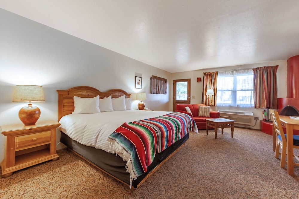 El Pueblo Lodge Standard Room, 1 King Bed, Non Smoking, Fireplace 4