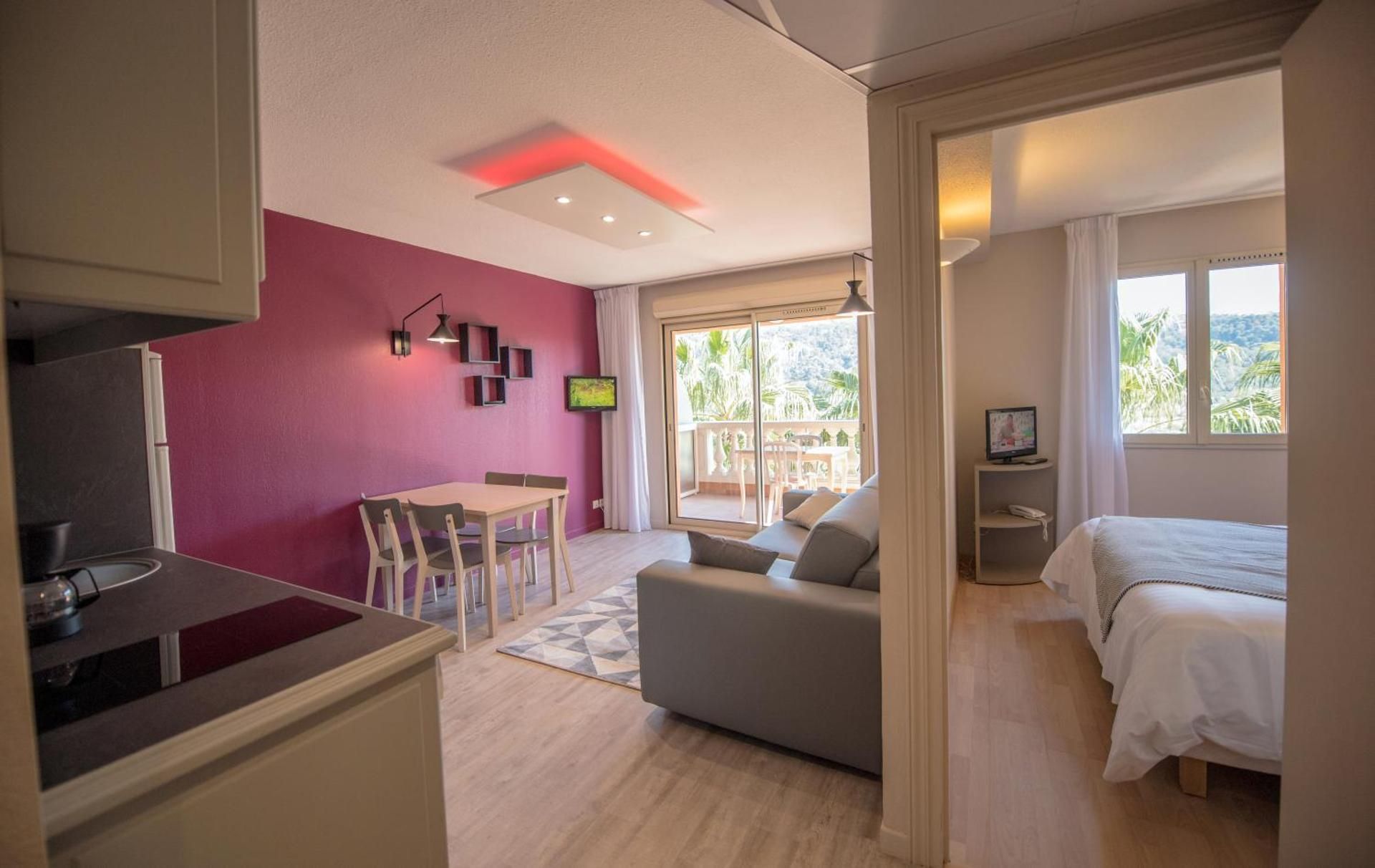 1 Bedroom + Living Room Apartment 5 People