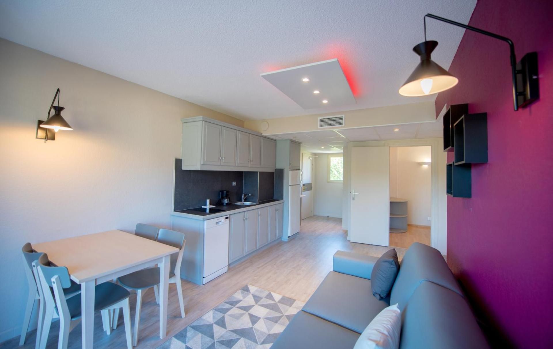 2 Bedroom + Living Room Apartment 5 People
