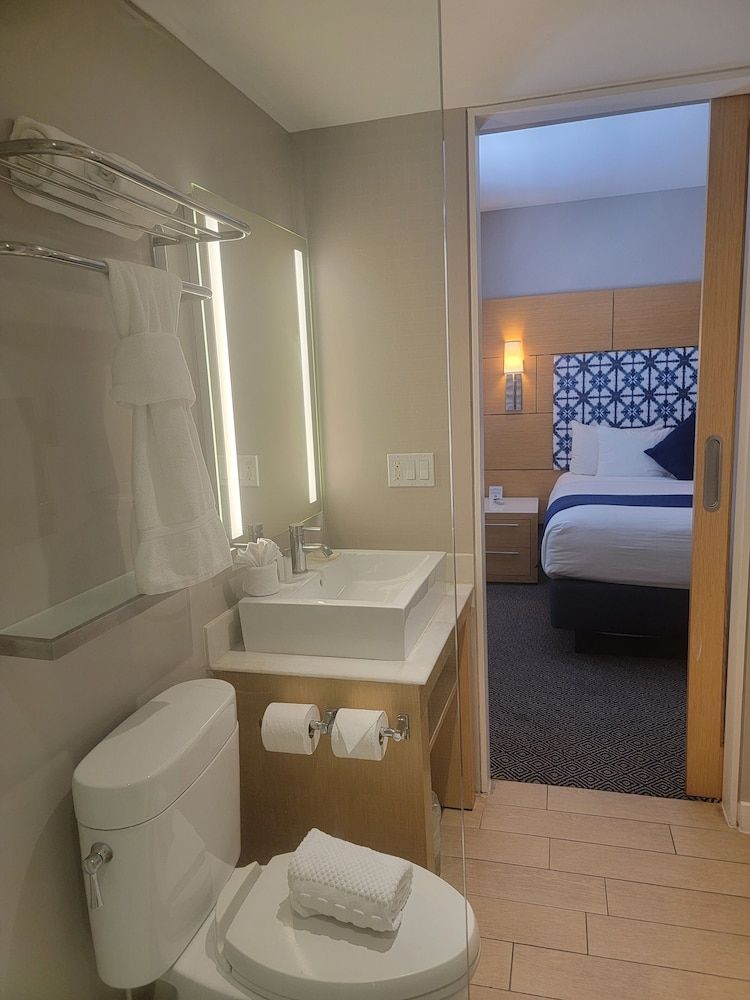 The Landon Bay Harbor - Miami Beach Deluxe Room, 1 King Bed 8