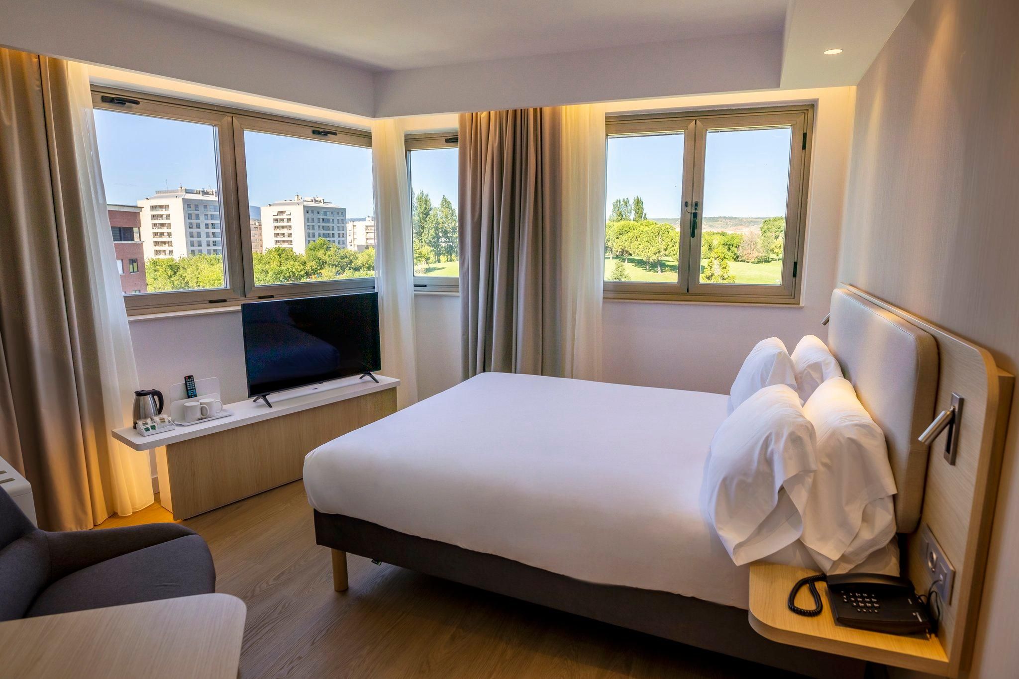 1 Queen Standard Walk In Shower