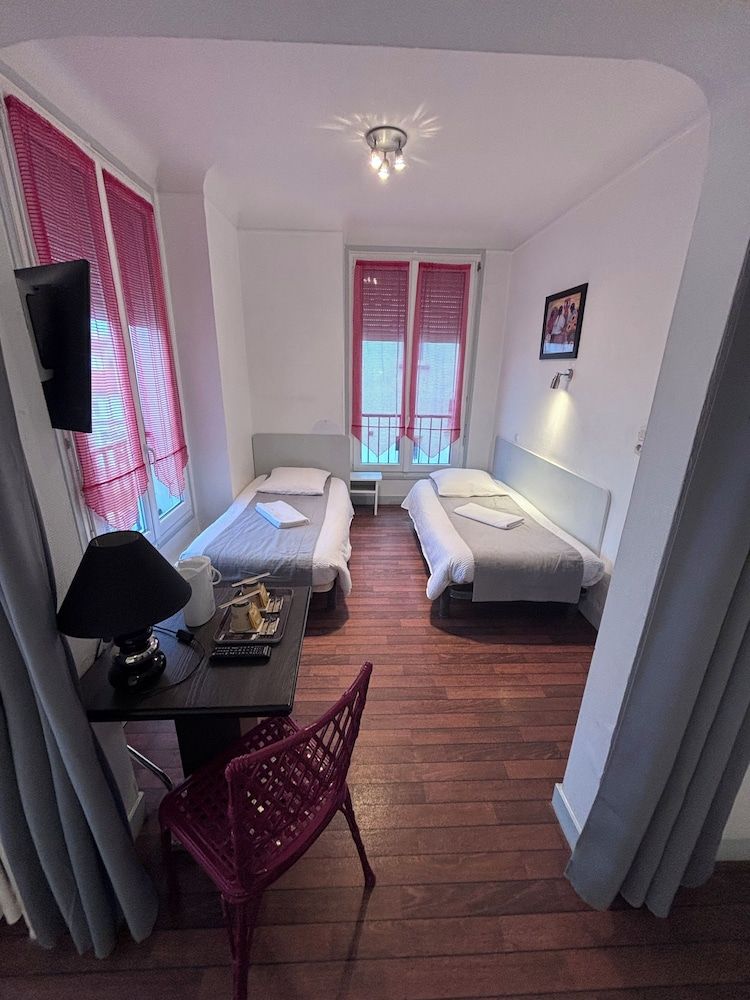 Le Crystal Hôtel Quadruple Room 3