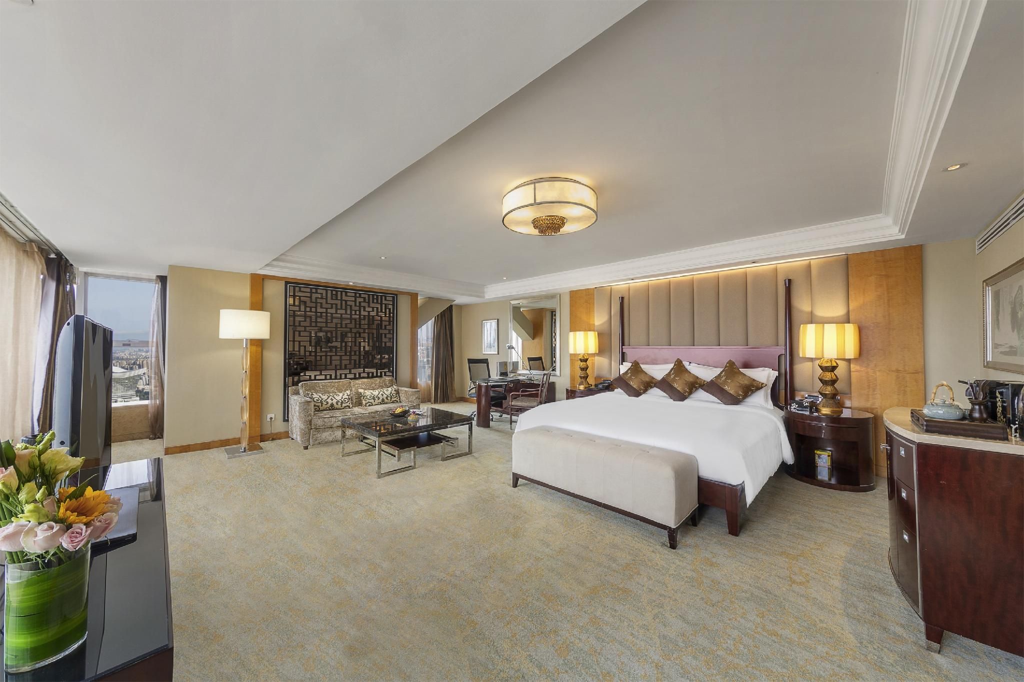 1 King Junior Suite Dining Area Club Lounge Access