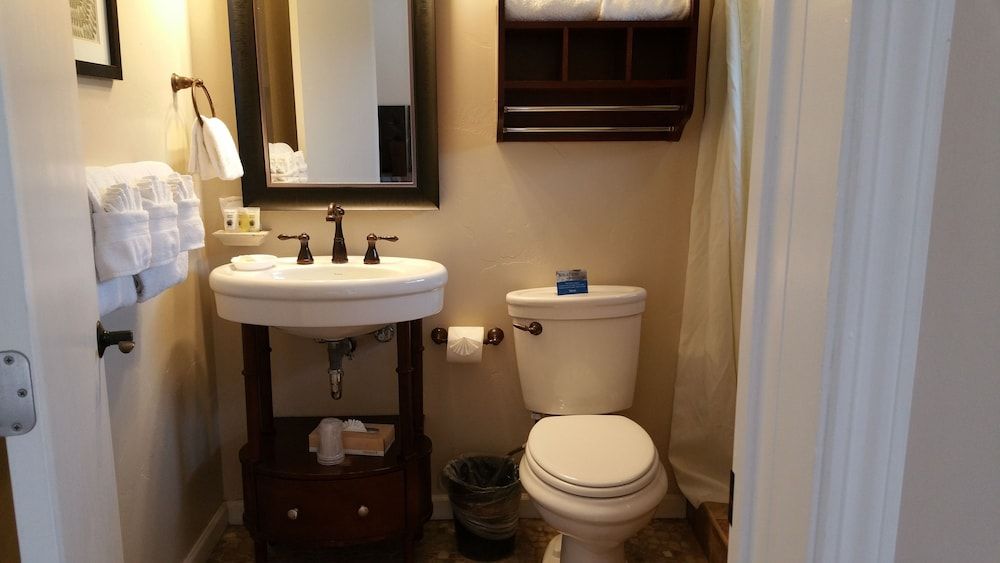 Sunset Inn Standard Room, 1 Queen Bed, Fireplace 3