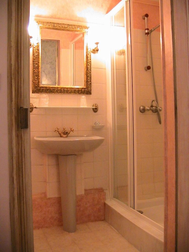 Hotel Du Fiacre Double or Twin Room 4