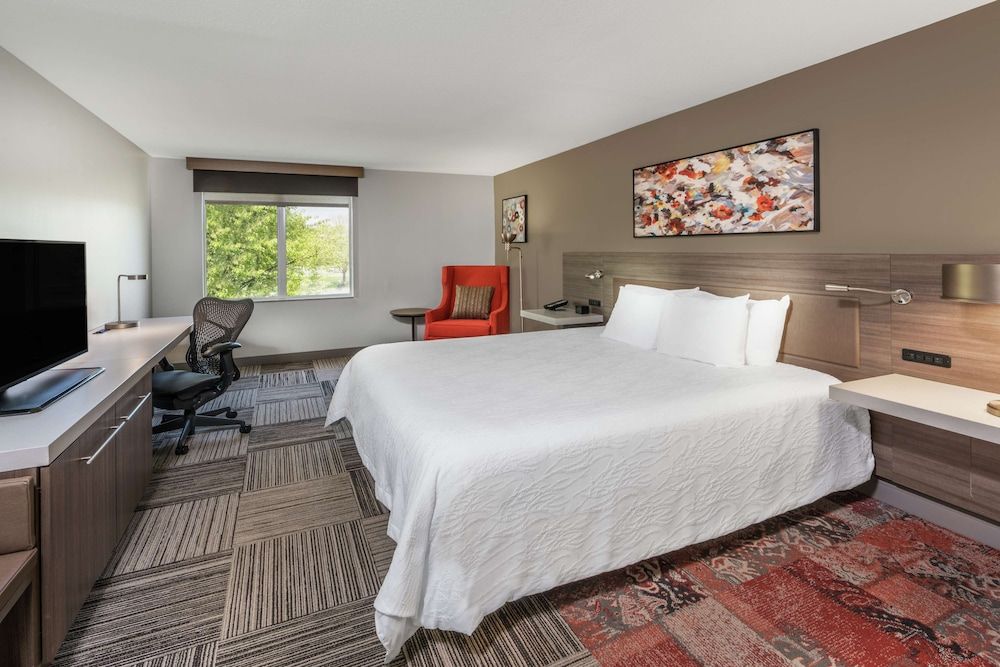 Room, 1 King Bed (With Drinks-Snacks)
