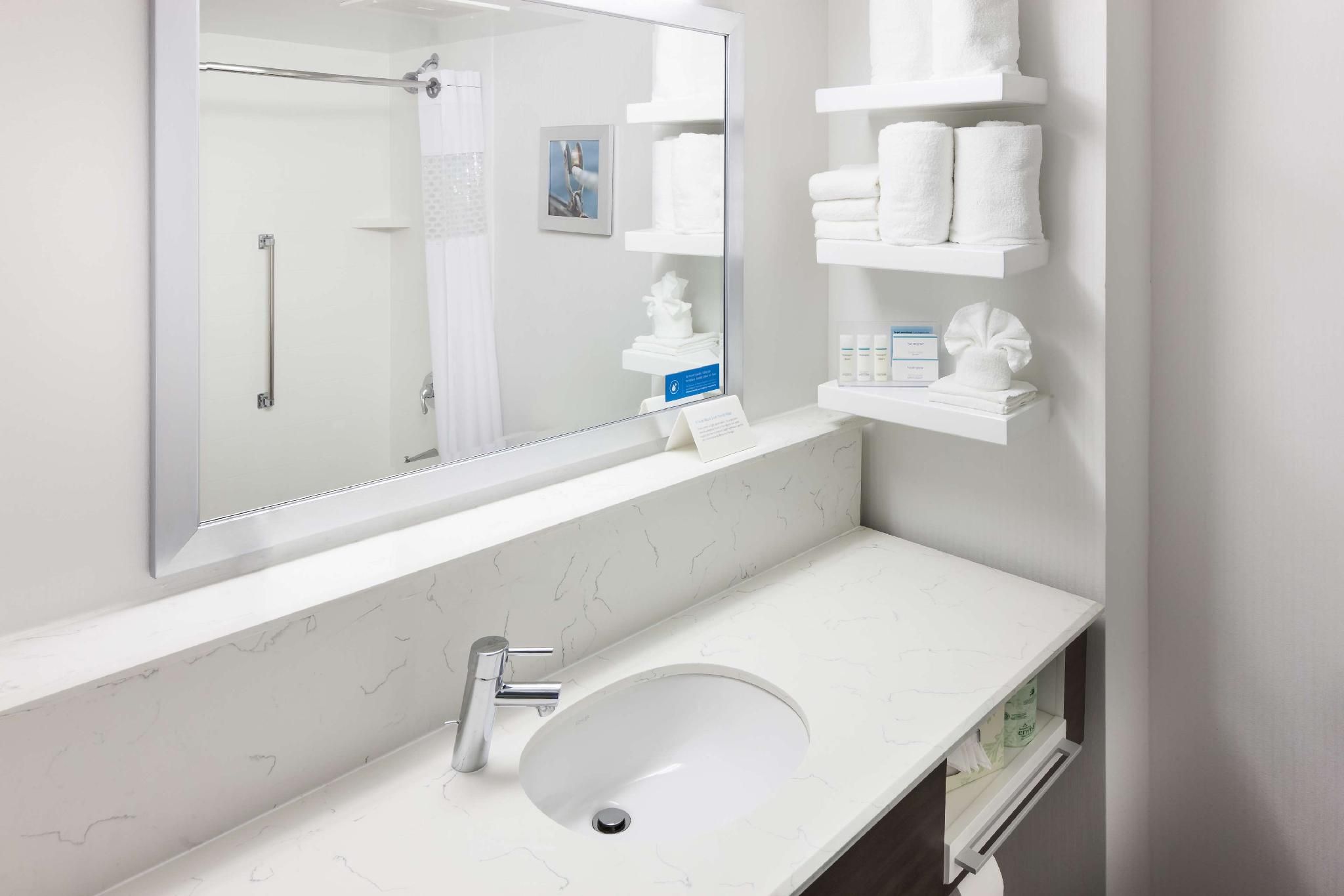 1 KING SHOWER ONLY W/MICROWAVE-FRIDGE NS