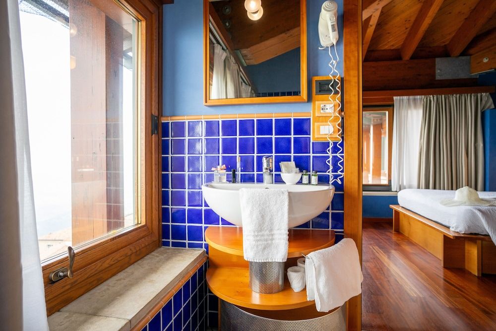 Hotel Cesare Deluxe Room, Jetted Tub, Mountain View 9