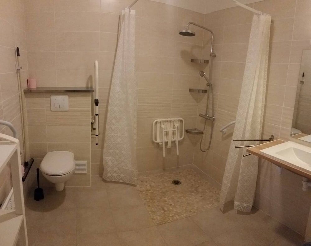 Hôtel Les Volets Rouges - Cassis Family Room, Terrace (CONFORT TERRASSE 4p - Adapted PMR) 5