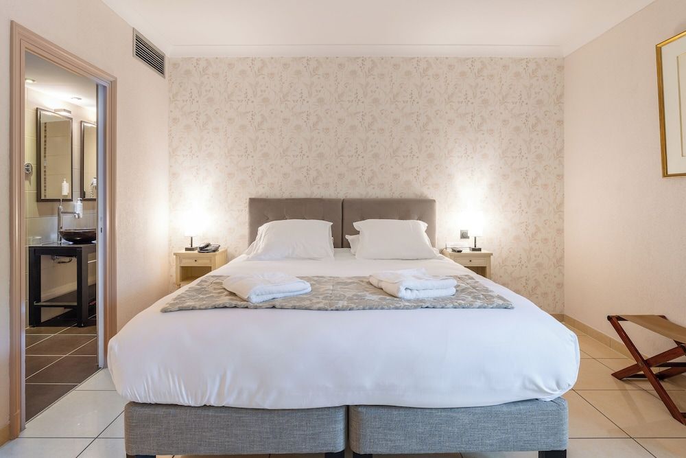 Demeures & Châteaux - Hôtel Greuze & Spa Tournus Superior Double Room 2