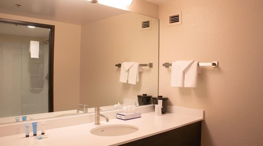 Arizona Charlie's Decatur Meadows Deluxe Room - 2 Queens 7