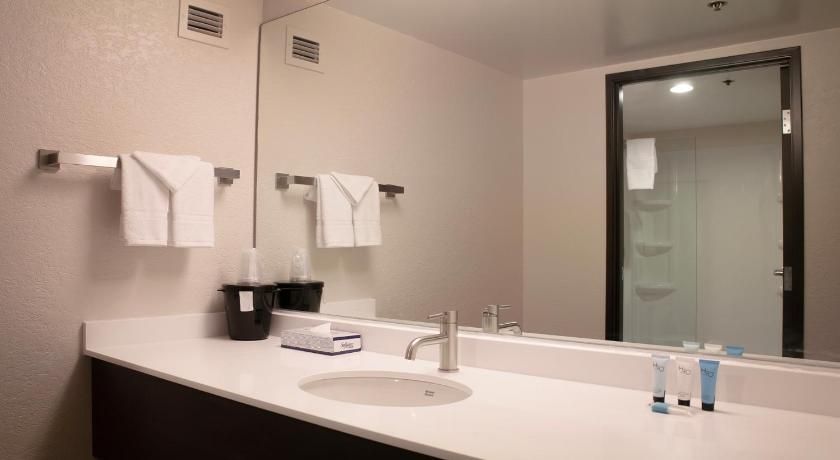Arizona Charlie's Decatur Meadows Deluxe Room - 2 Queens 4