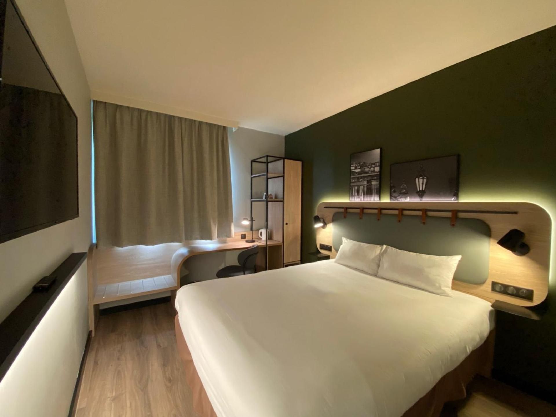 Quadruple Room - 1 Double Bed 2 Single Beds