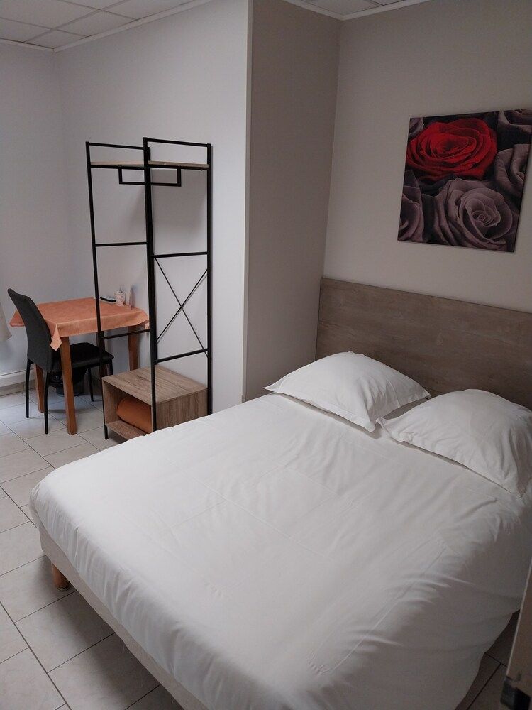 Basic Double Room (2)