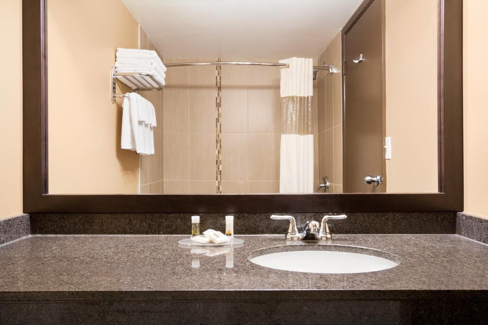 Days Inn by Wyndham Calgary Northwest 2 Queen Bed, Shower, Non-Smoking 3