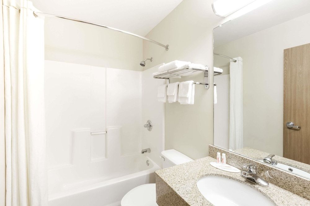 Room, 1 Queen Bed, Accessible, Bathtub