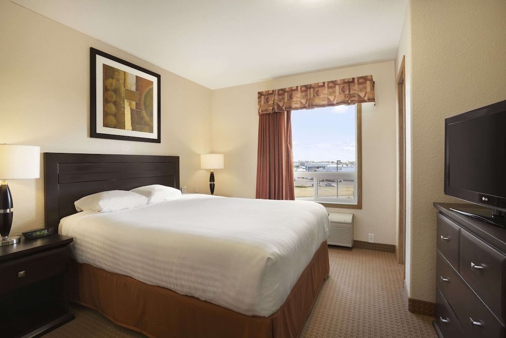 Room, 1 King Bed, Non Smoking (Pet-friendly)