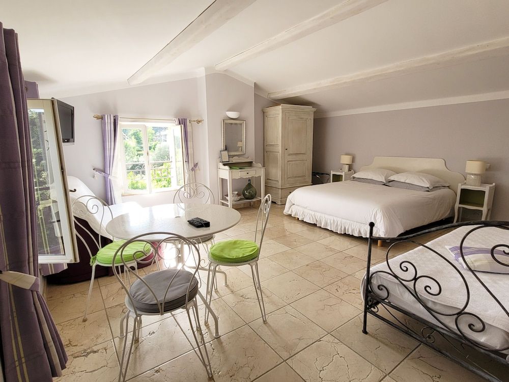 Comfort Double Room, Ensuite, Pool View