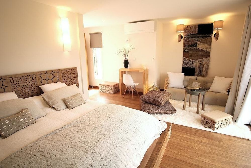 Double Room (Wood)