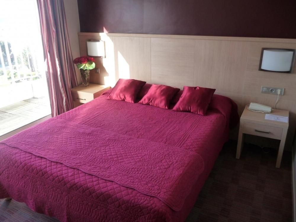 Two Adjacent Double Rooms (non connecting)