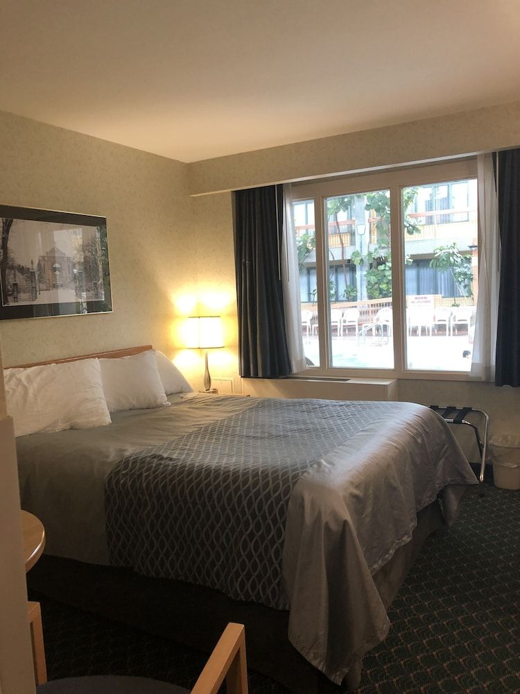 undefined Travelodge by Wyndham Winnipeg East 9