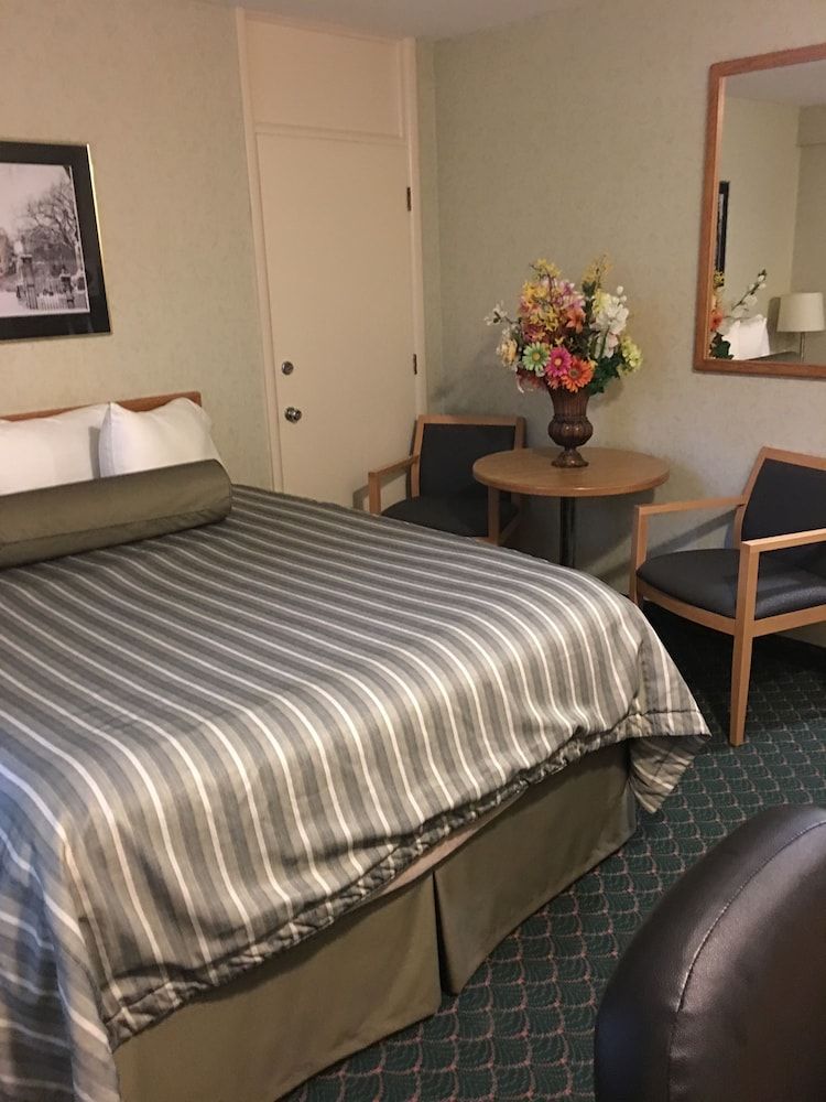undefined Travelodge by Wyndham Winnipeg East 7
