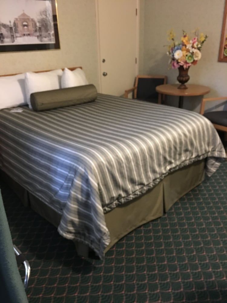 undefined Travelodge by Wyndham Winnipeg East 5