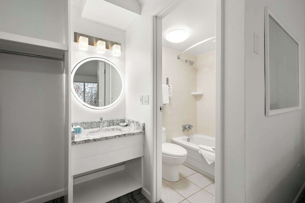 SureStay Hotel by Best Western Rossland Red Mountain Standard Room, 2 Double Beds, Non Smoking 4