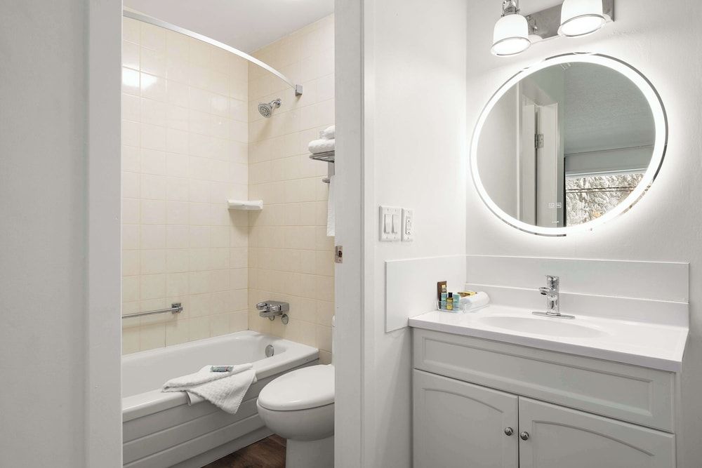 SureStay Hotel by Best Western Rossland Red Mountain Suite, 2 Queen Beds, Non Smoking, Kitchenette (Living Room) 2