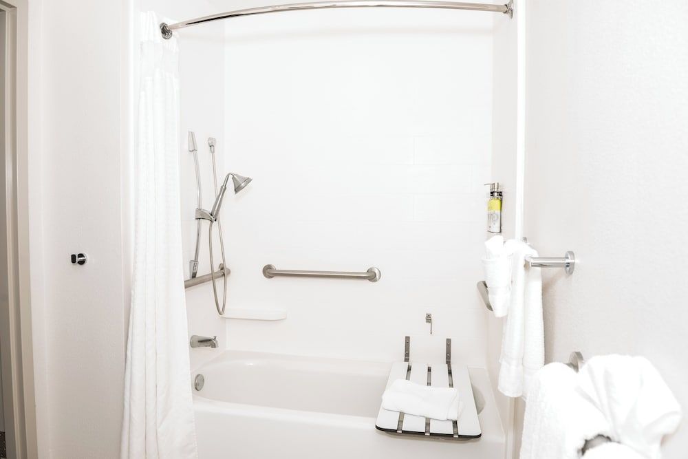 Suite, 1 Bedroom, Accessible (1 King, Comm, Tub)