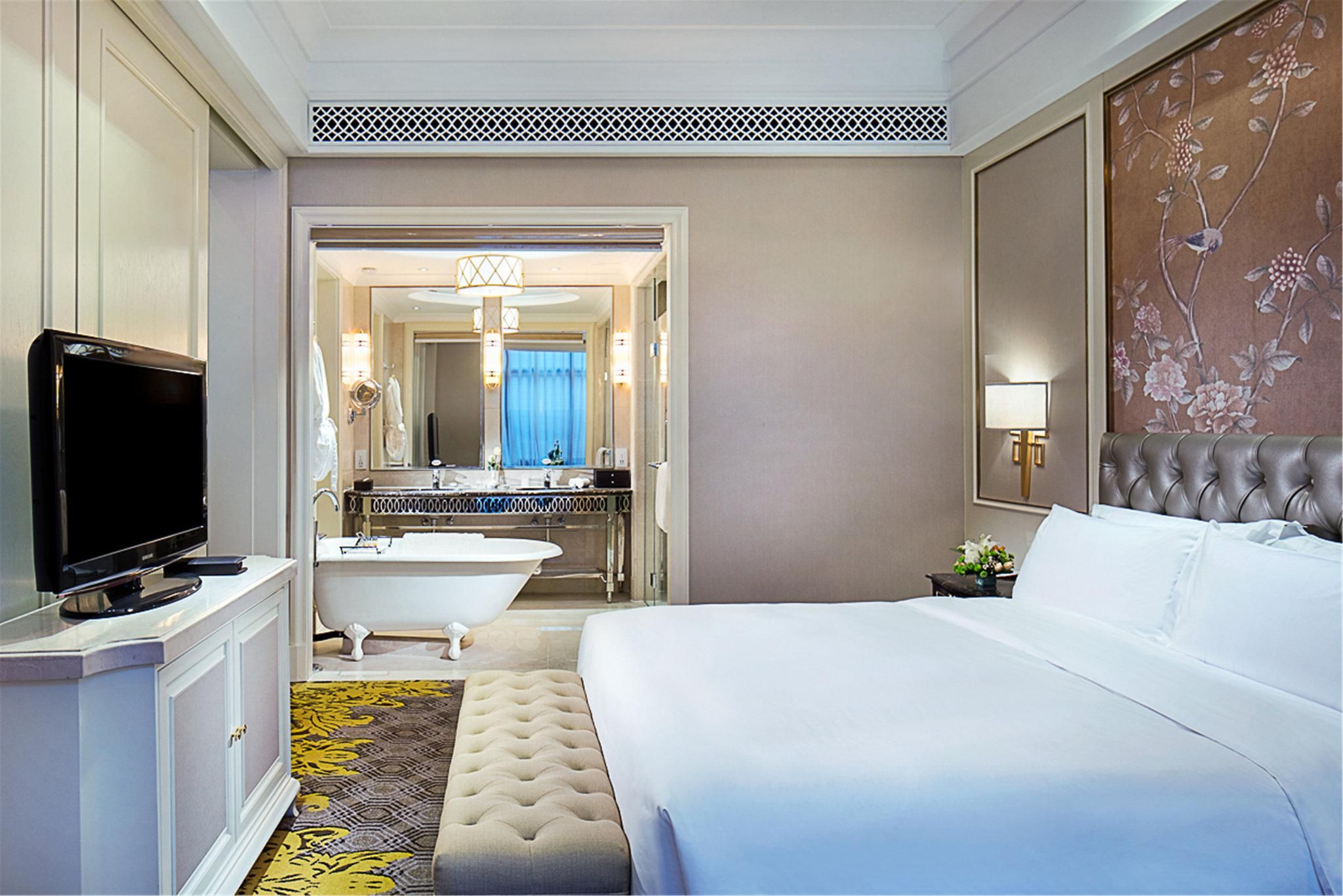 1 Bedroom Suite Meeting Area 1 King