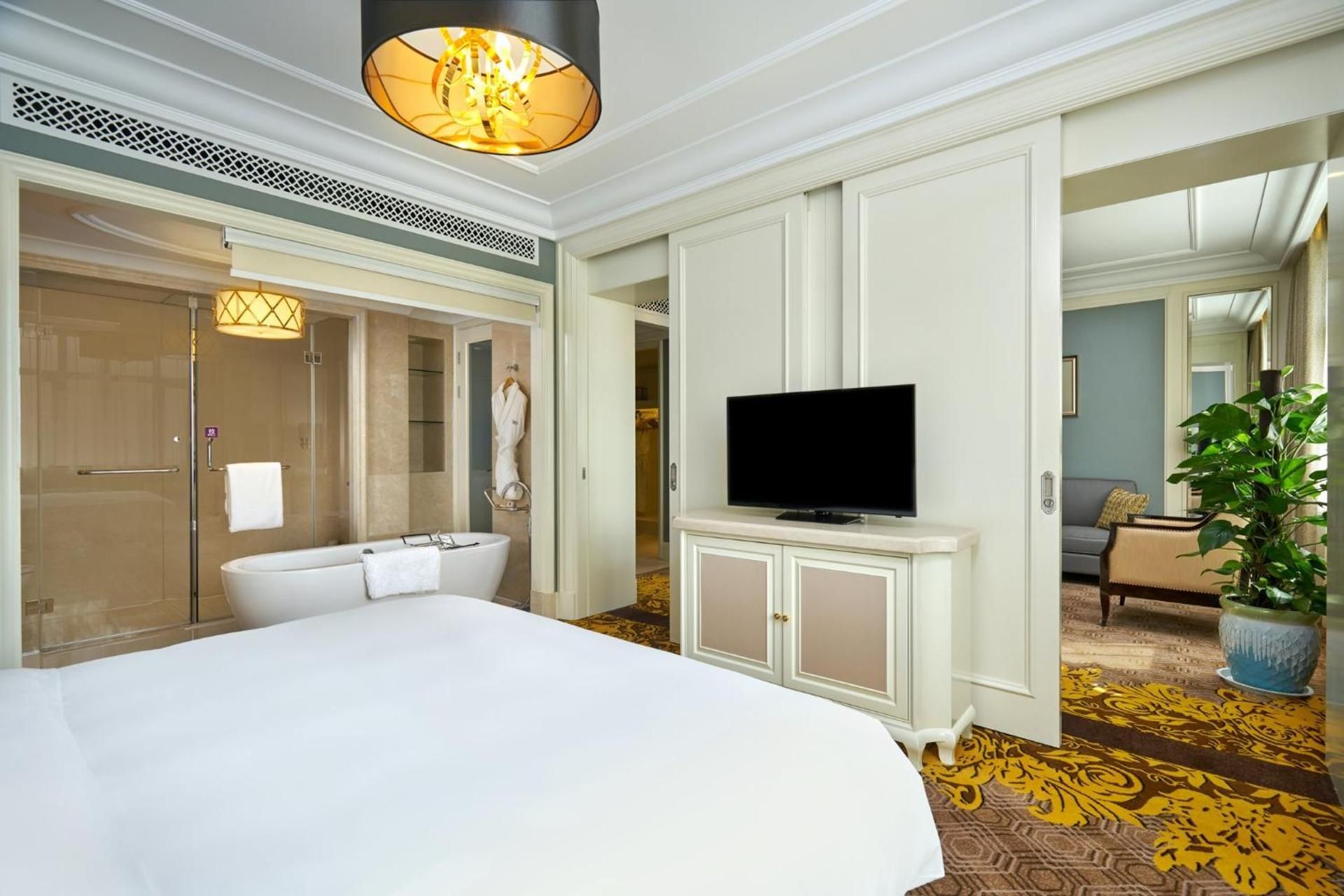 Executive Suite - Non-Smoking