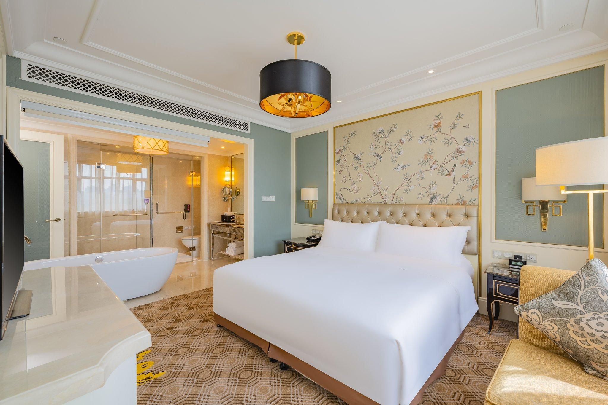 1 Bedroom Suite Lounge Access 1 King